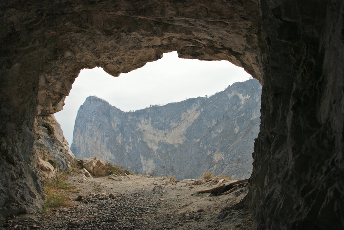 Tunnel mit Ausblick