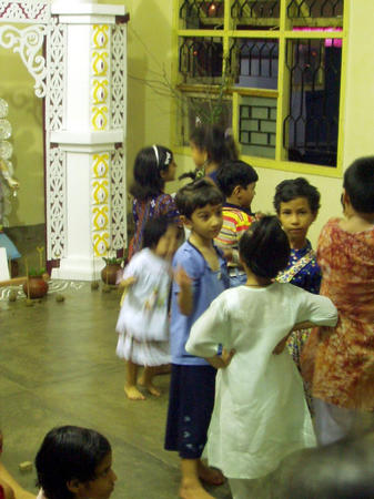 kids dancing in front of the idols