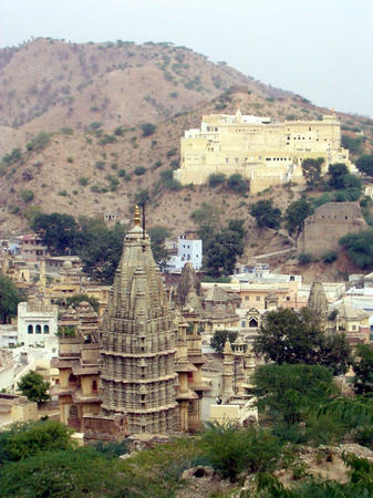 Hindutempel im Ort